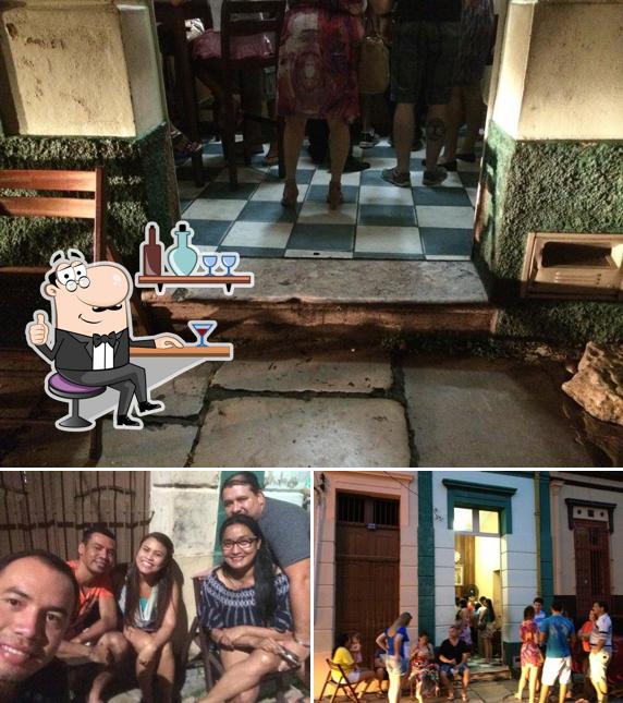 Sente em uma das mesas no Portinha