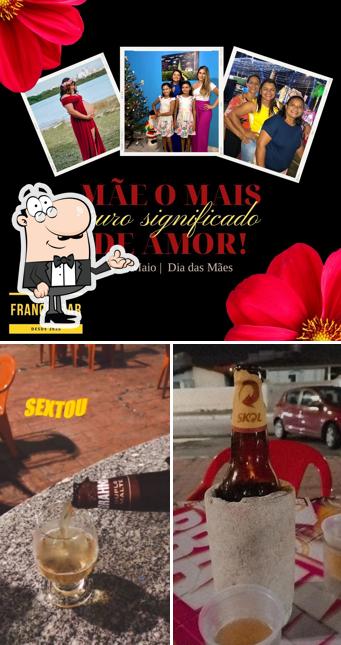 O interior do Francis Bar Angelim