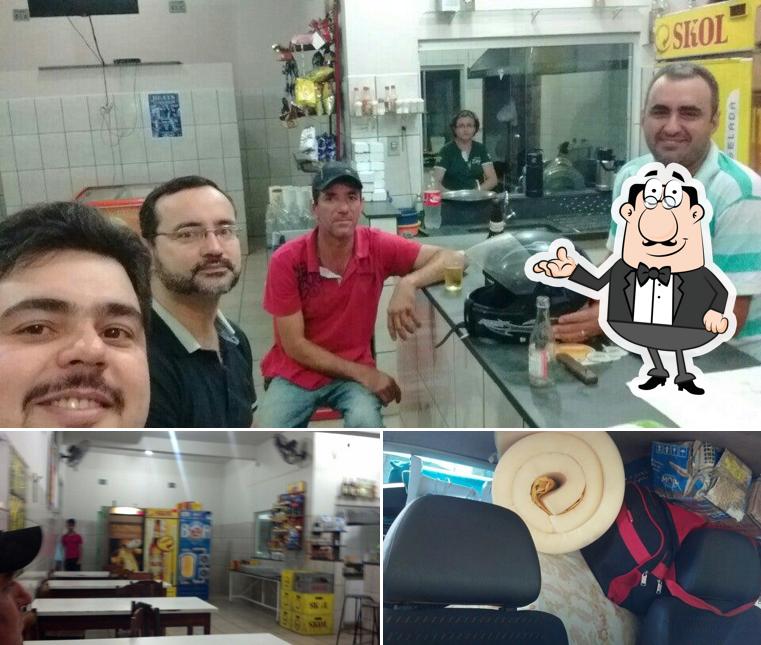 Sente em uma das mesas no Bar e Restaurante do Zóio