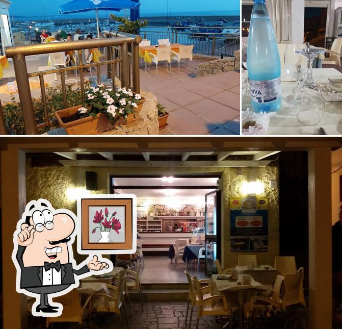 Gli interni di LA TERRAZZA SUL PORTO COCKTAIL BAR RISTORANTE
