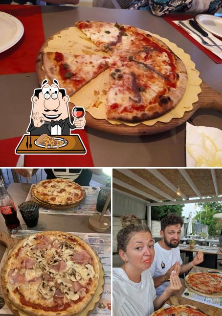 Prenditi una pizza a Pizzeria Pinseria Mamma Mia