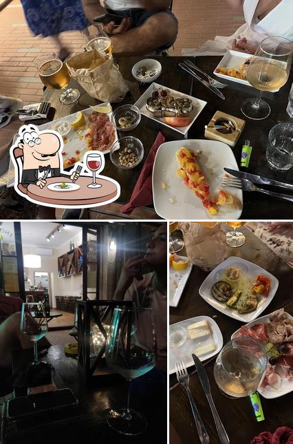 Questa è la immagine che mostra la cibo e tavolo da pranzo di Enoteca Arpaia