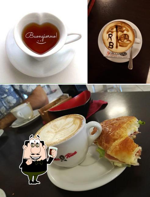 Goditi un drink a Scaccianoia Caffe' Di Buono Cesare & C. S.A.S