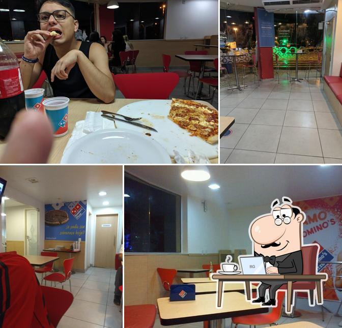 Sente em uma das mesas no Domino's Pizza - Volta Redonda