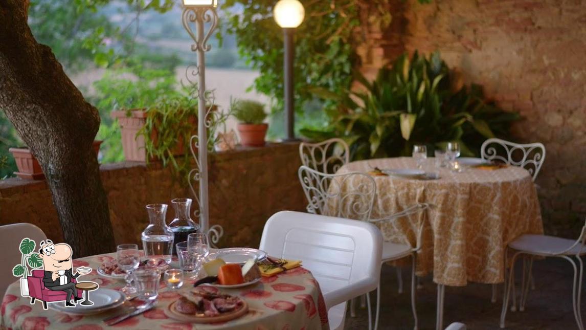 Siediti a un tavolo di Il Giardino De ' Cerri