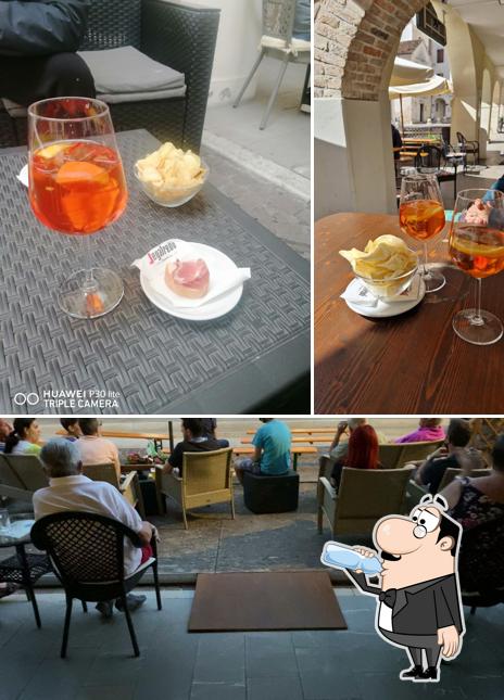 La foto della bevanda e interni di Bar Ai Portici