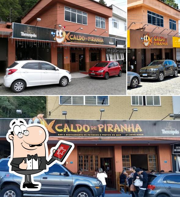A imagem da exterior e bebida no Caldo de Piranha Bar e Restaurante