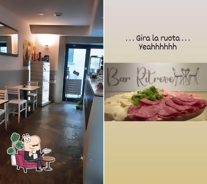 Siediti a un tavolo di Bar Il Ritrovo