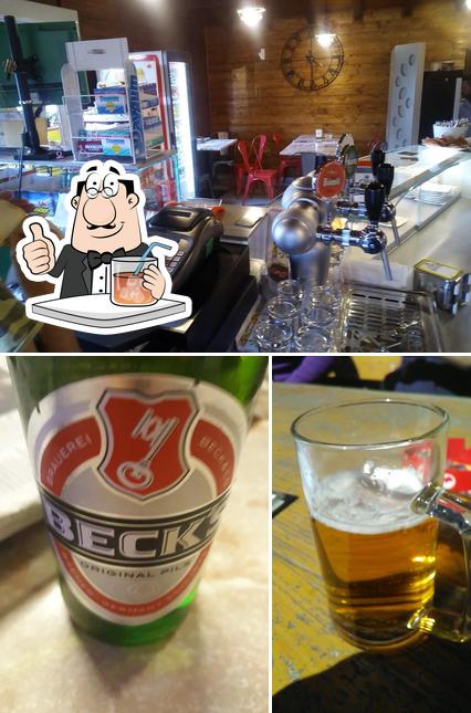Guarda la foto che mostra la bevanda e interni di Garden Bar