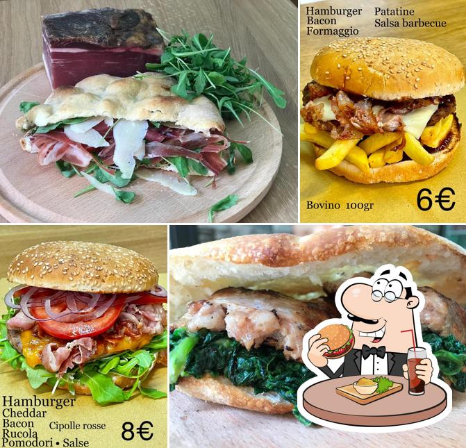 Gli hamburger di Pizzeria Hamburgeria Viktoria potranno soddisfare molti gusti diversi