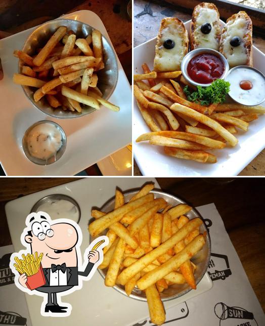 Order fries at Garage Inc., New Delhi