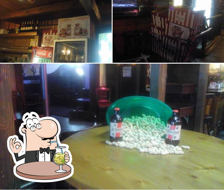 La foto della bevanda e interni di The Jesse James Saloon
