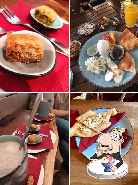 Café feinOST offre une sélection de desserts