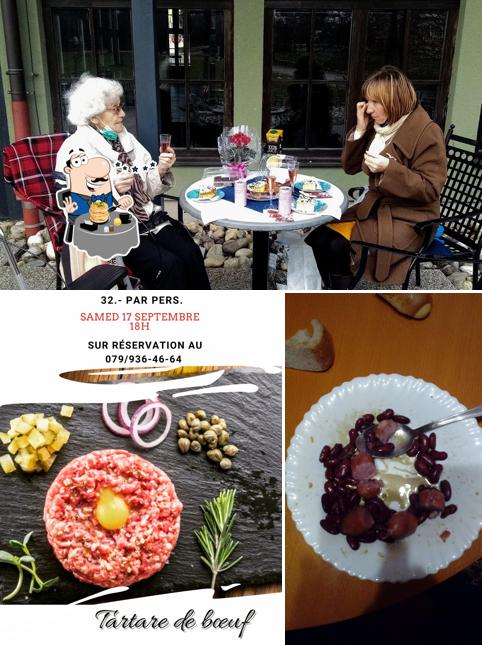 La foto di cibo e tavolo da pranzo da Gossip bar