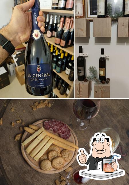 La foto della bevanda e cibo di Cantine Monfort - Cantina e punto vendita