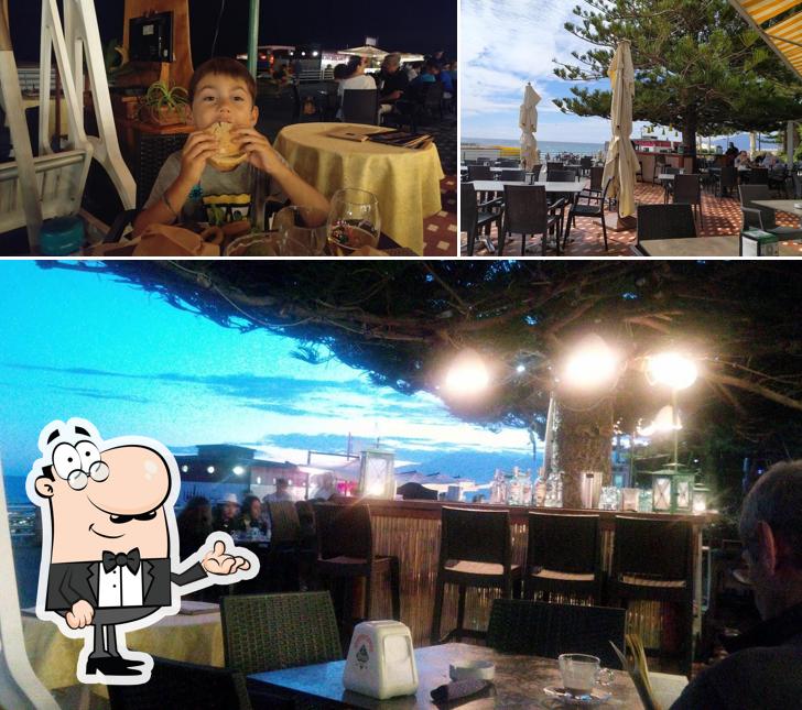 Dai un'occhiata agli interni di bar a tu