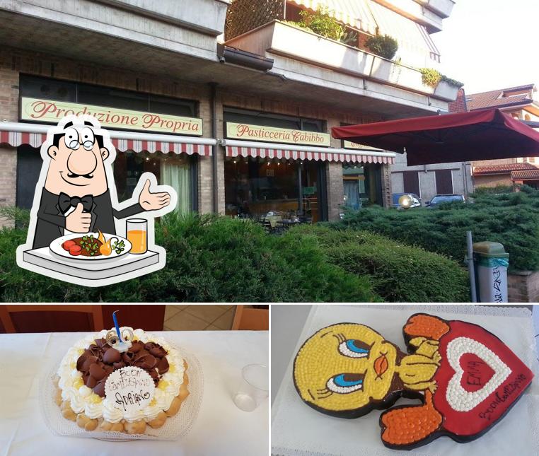Tra le varie cose da Pasticceria caffetteria Cabibbo Di Magnanini Katia E C. si possono trovare la cibo e esterno