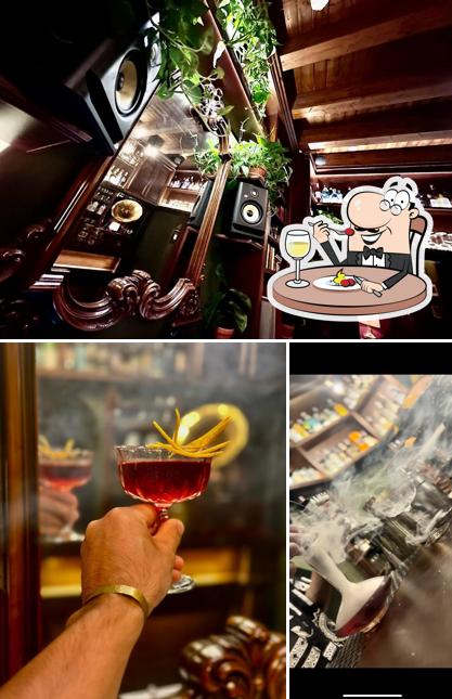 Tra le diverse cose da Crasti Bar si possono trovare la cibo e interni