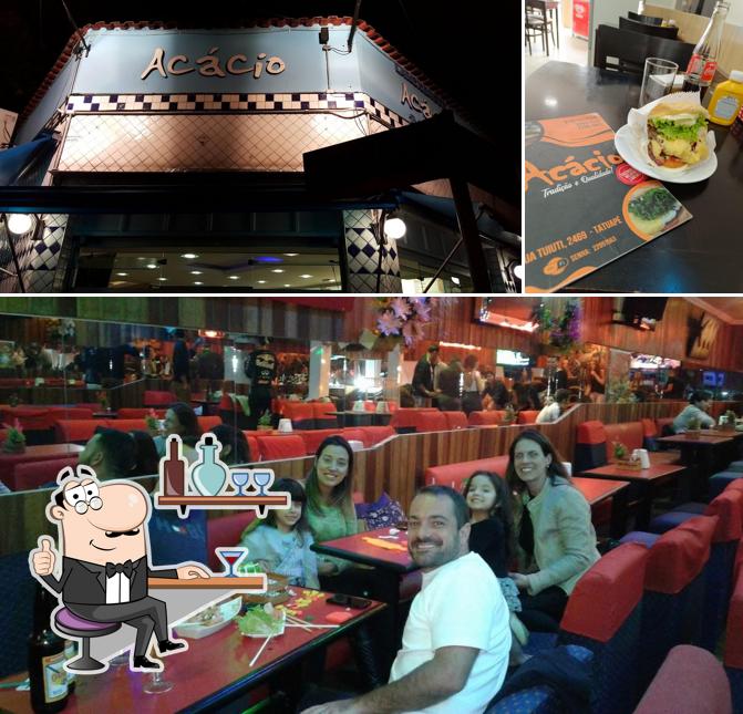 Sente em uma das mesas no Lanchonete Acácio