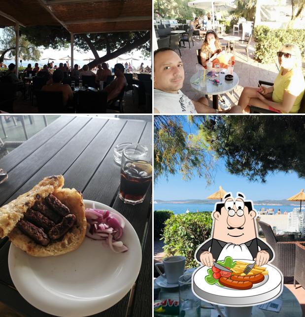 La cibo e tavolo da pranzo del ristorante