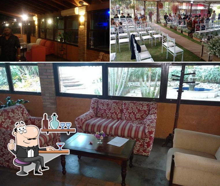 Sente em uma das mesas no Espaço moenda eventos