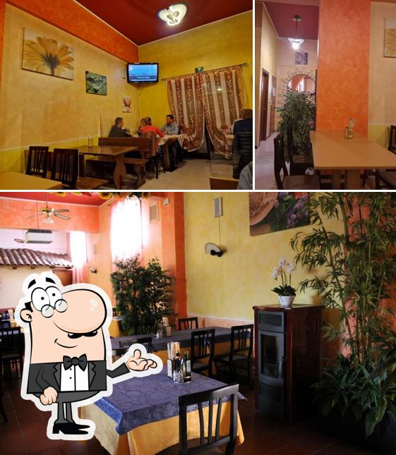 La foto di interni e tavolo da pranzo da Ristorante Pizzeria San Rocco