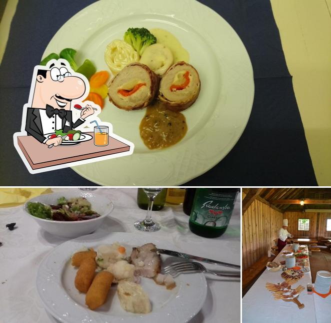 La cibo e tavolo da pranzo del ristorante