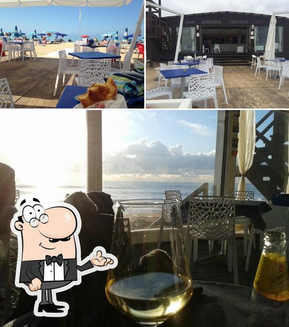 Gli interni di Blueout Stabilimento Balneare & Beach Bar