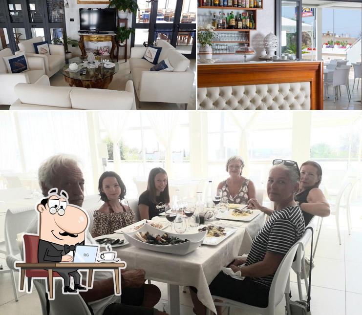 Questa è la foto che presenta la interni e tavolo da pranzo di Ristorante Li Pali