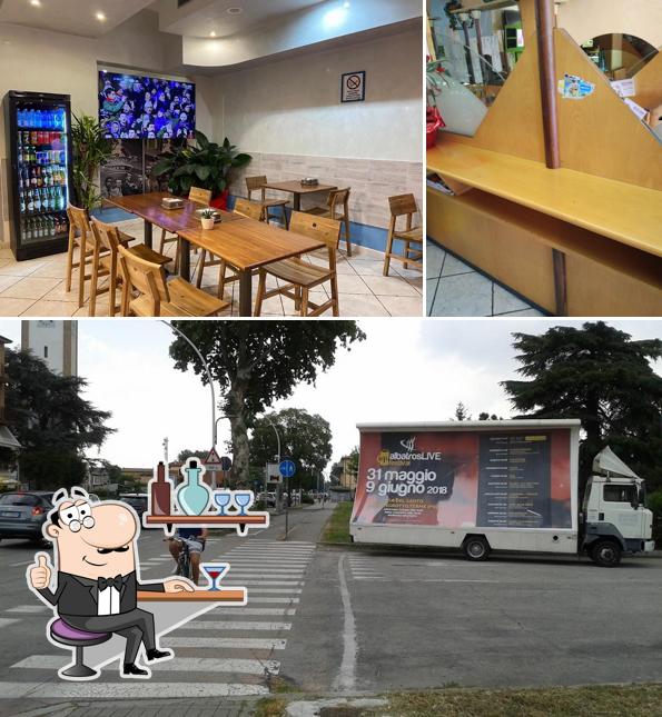 Dai un'occhiata agli interni di Happy Bar
