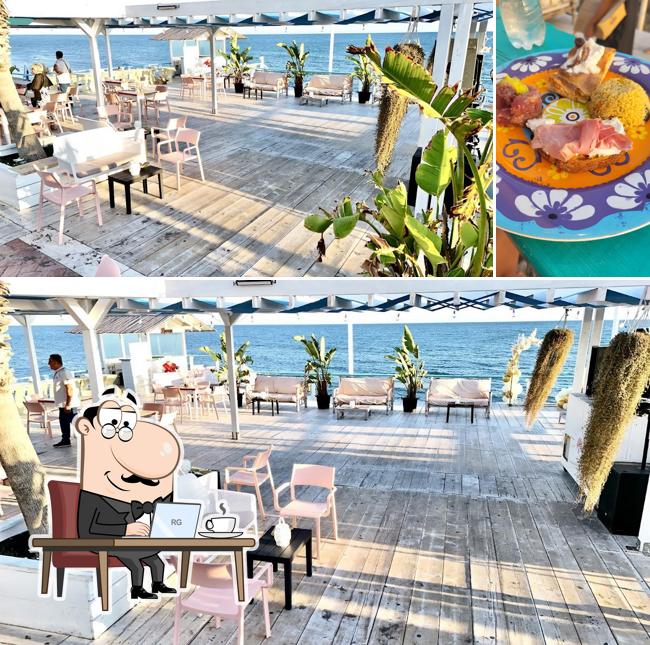 Questa è la immagine che presenta la interni e cibo di Pembe Beach Bar