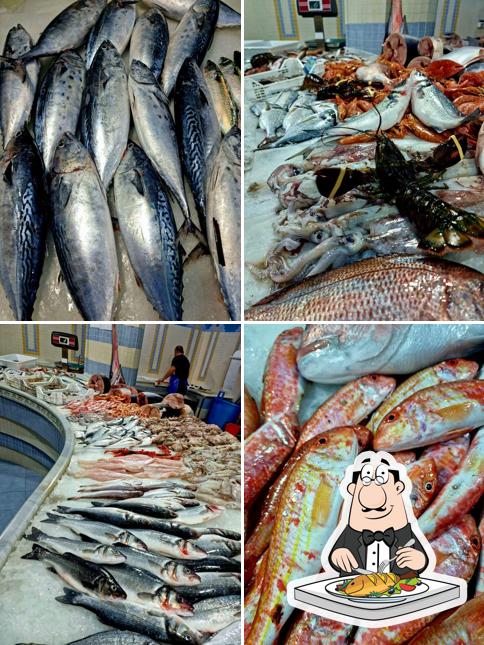 Prenditi i piatti di pesce a Pescheria Marevivo