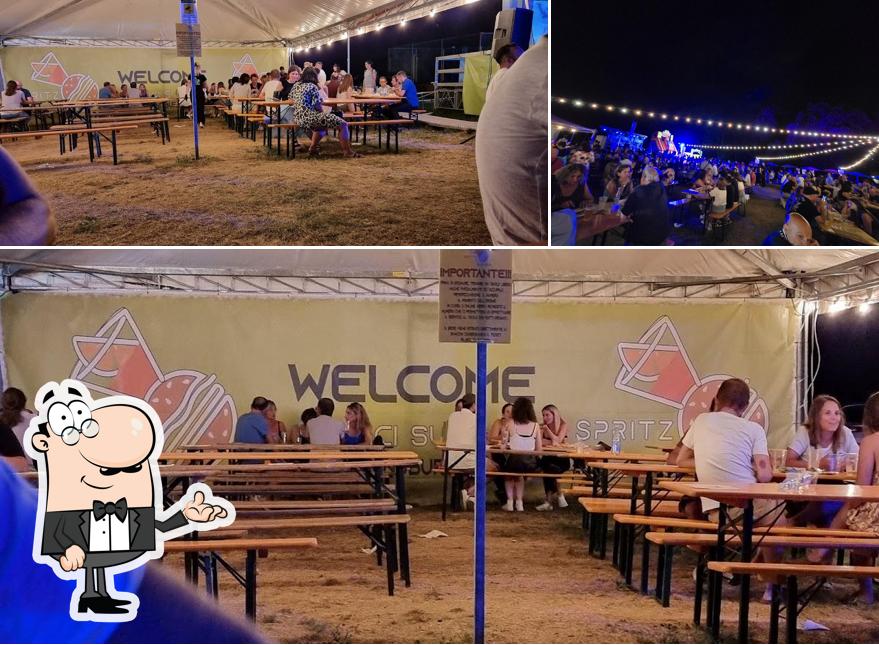 Siediti a un tavolo di Spritz & burger Albino