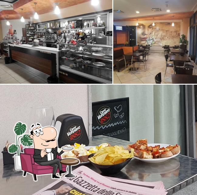 Tra le varie cose da Cafe Michelange si possono trovare la interni e cibo