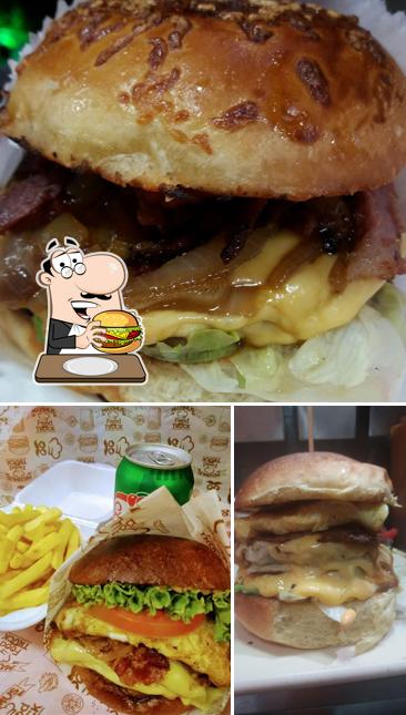 Delicie-se com um hambúrguer no Maximu's Food Truck Hambúrguer Artesanal Hamburgueria no Imbuí