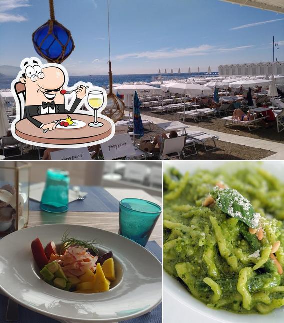 La cibo e interni del ristorante