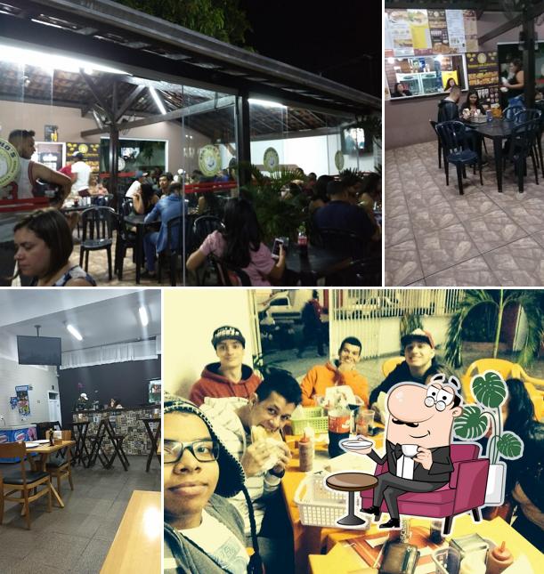Sente em uma das mesas no Gorduchos - Pizzaria e Hamburgueria