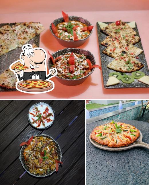 Pick pizza at Lounge Casanova