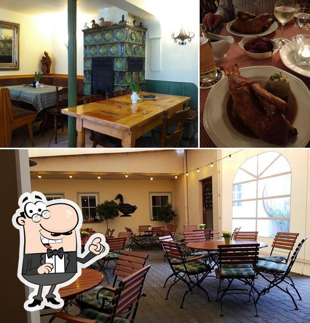 La intérieur et table à manger du restaurant