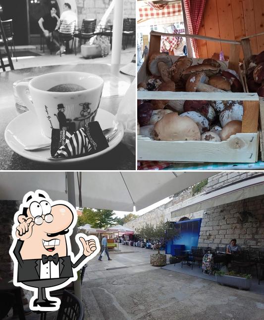 Guarda la immagine che raffigura la interni e cibo di BAR Pod Bedemom