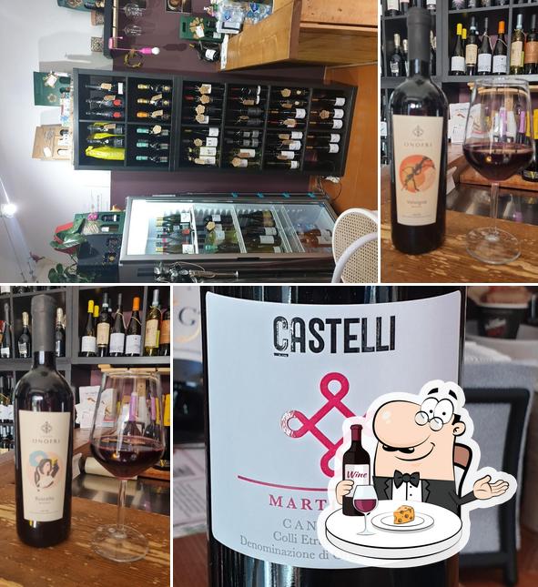 È gradevole godersi un bicchiere di vino a Enoteca La Cantina di Paola