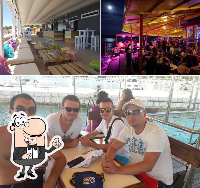 Siediti a un tavolo di Lišanj Beach Bar