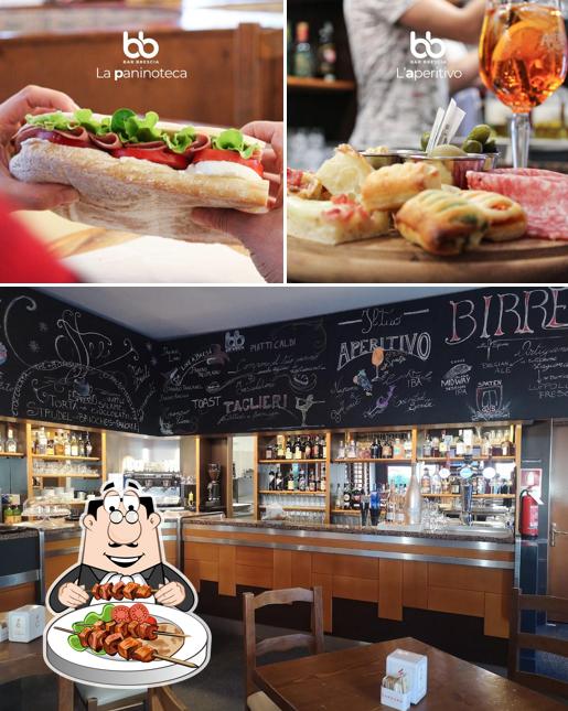 Tra le varie cose da Bar Brescia si possono trovare la cibo e interni
