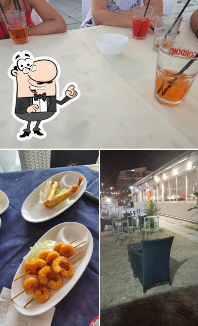 Siediti a un tavolo di La locanda beach - Gemelli