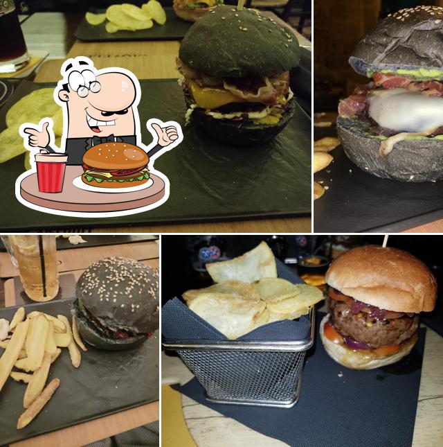 Ordina un hamburger a Orwell Meat House