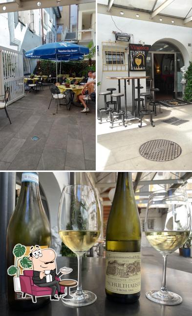 Tra le diverse cose da Klosterkeller Wine Bar si possono trovare la interni e cibo