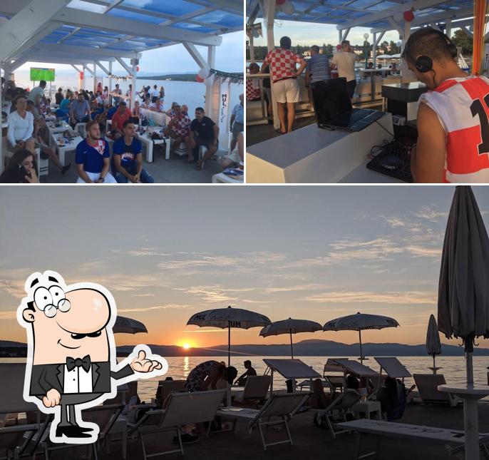 Siediti a un tavolo di Beach bar Mul