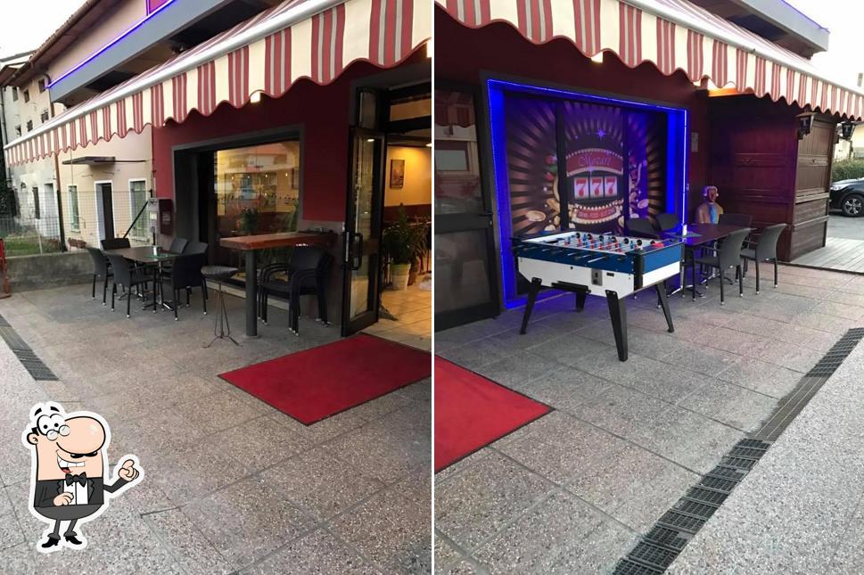 Dai un'occhiata agli interni di Snack Bar Tabaccheria di Qiu ZhengHong