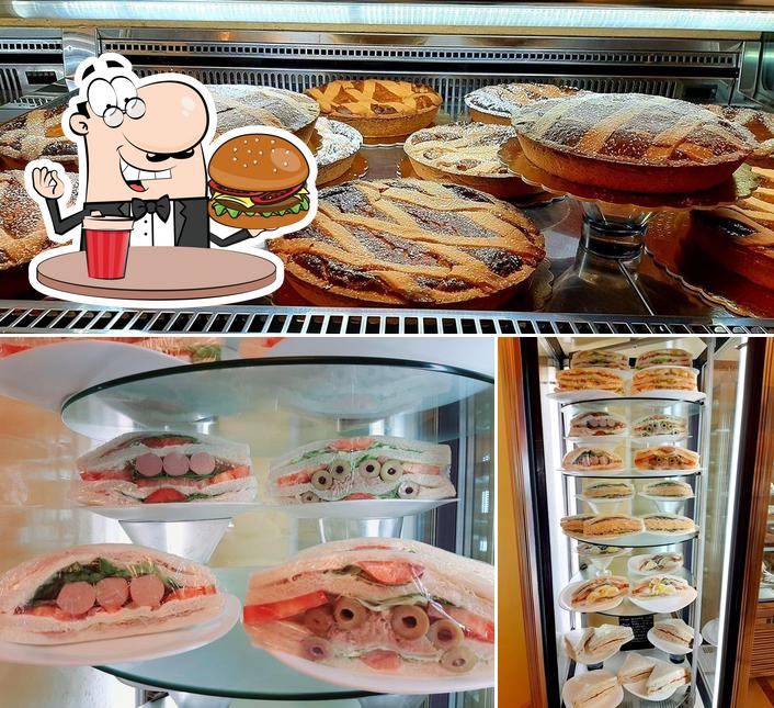 Prova un hamburger a Bar Pasticceria Gelateria L'Oasi Srl