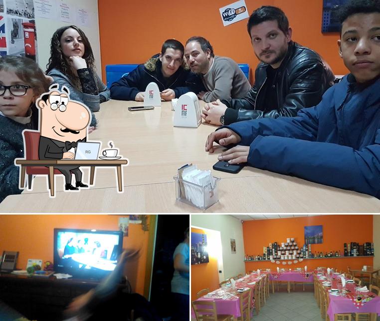 Siediti a un tavolo di Fuso Orario Pizzeria Napoletana